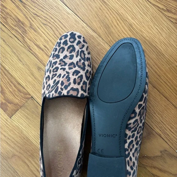 Vionic leopard skin shoes
8.5 - Picture 2 of 2